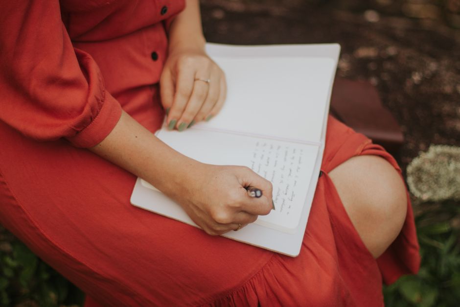 感情を紙に書き出す女性のアップ