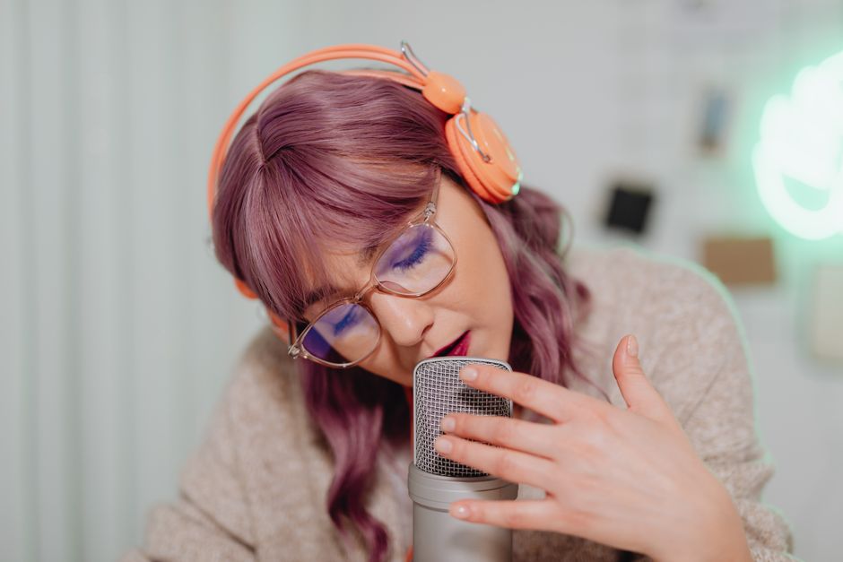 ボイスレコーダーで慎重に会話を録音する女性の姿