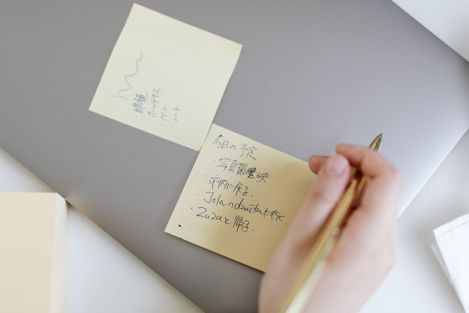 事実と証拠を整理する日本人の手元