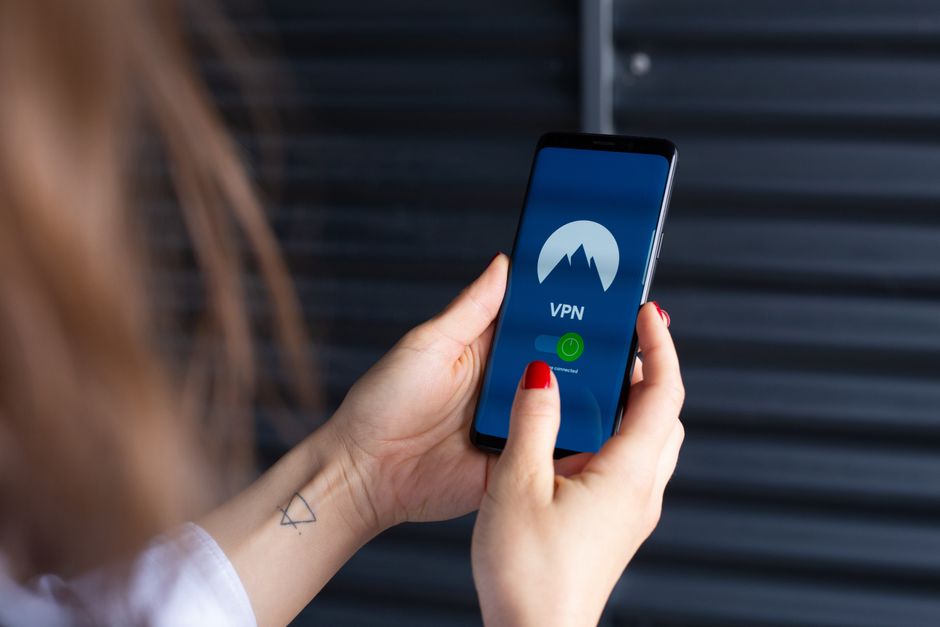 スマートフォンのセキュリティを気にしながら保護する女性