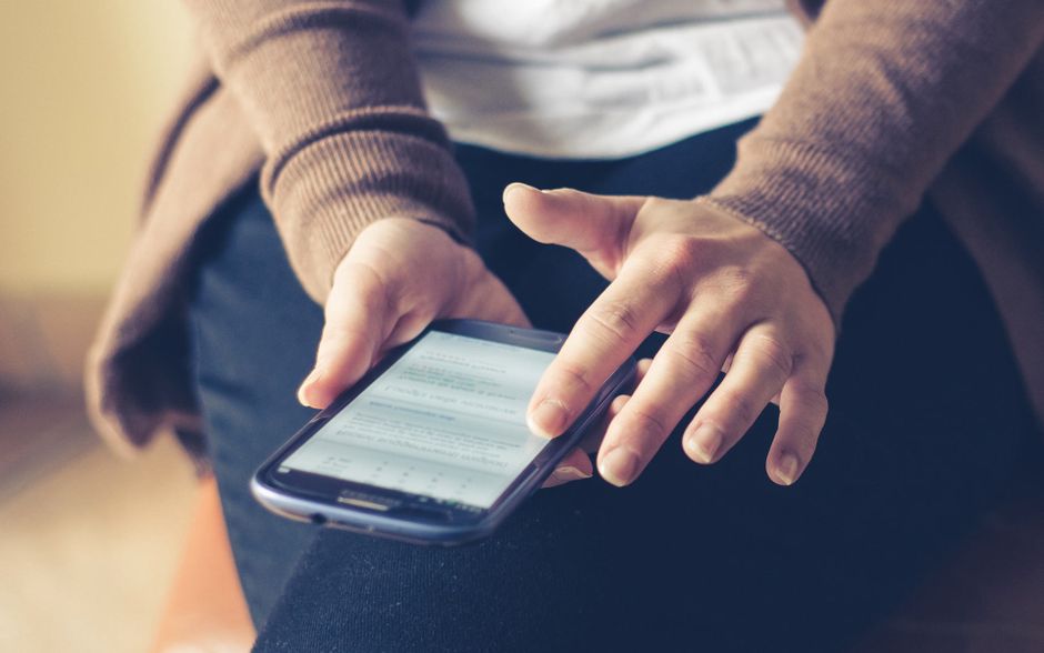 スマートフォンで他者の経験を確認する様子