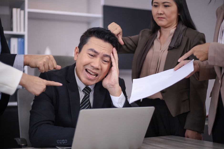 仕事のストレスと葛藤で悩む日本人ビジネスマン