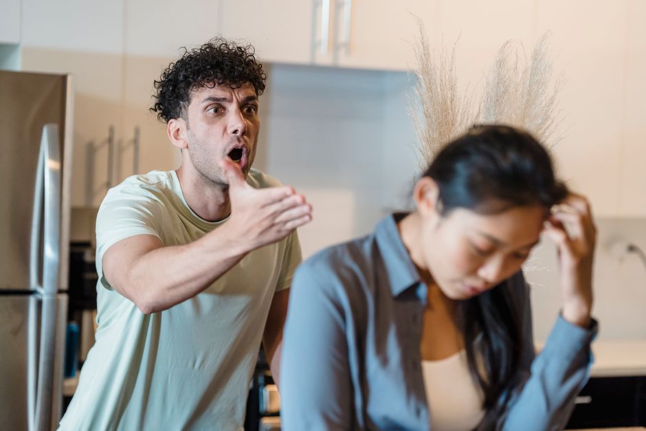 夫婦関係の緊張を表現する日本人の風景