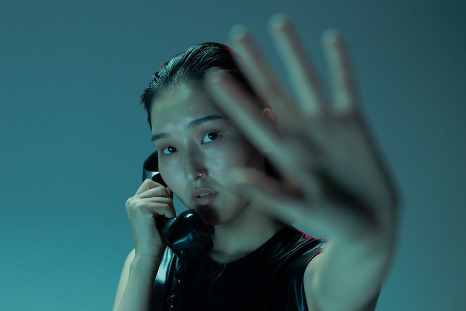 スマートフォンとの距離を置く女性