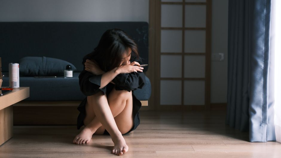 一人で落ち着いて考える女性