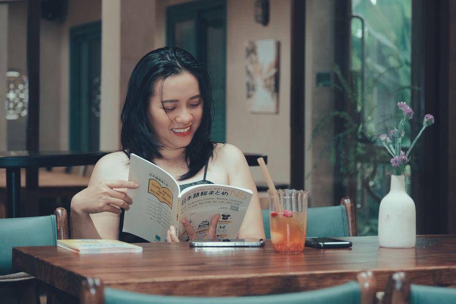 一人で落ち着いて本を読む女性