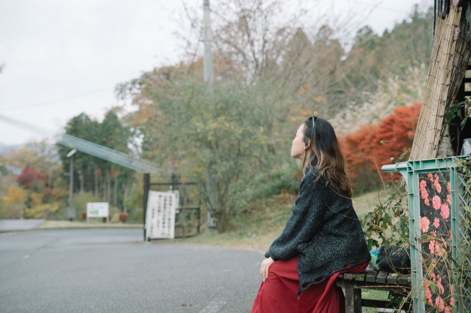 未来への納得へと向かう女性のまなざし