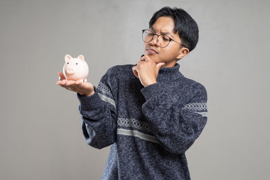 金銭的な選択肢を検討する日本人の表情