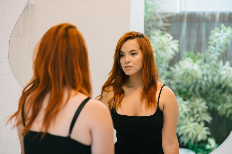 パートナーの行動や自分の心理を観察する女性