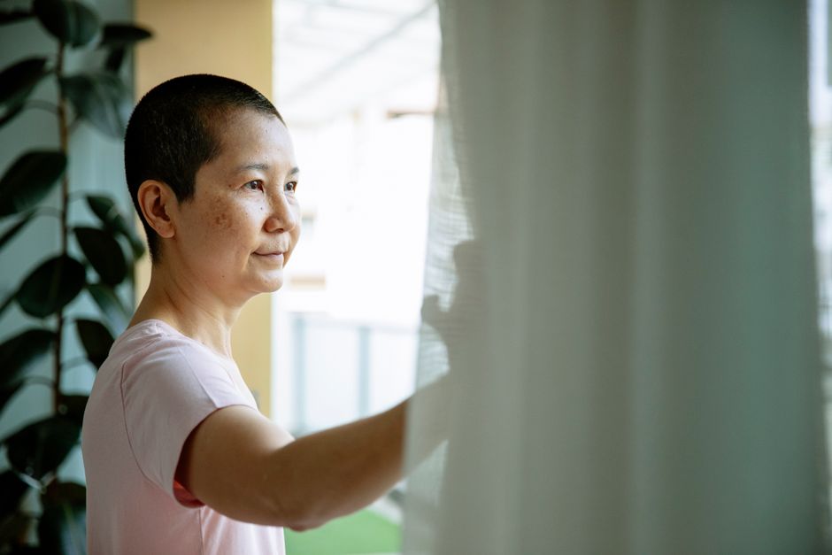 窓からの光に包まれ静かな笑みを浮かべる日本人女性