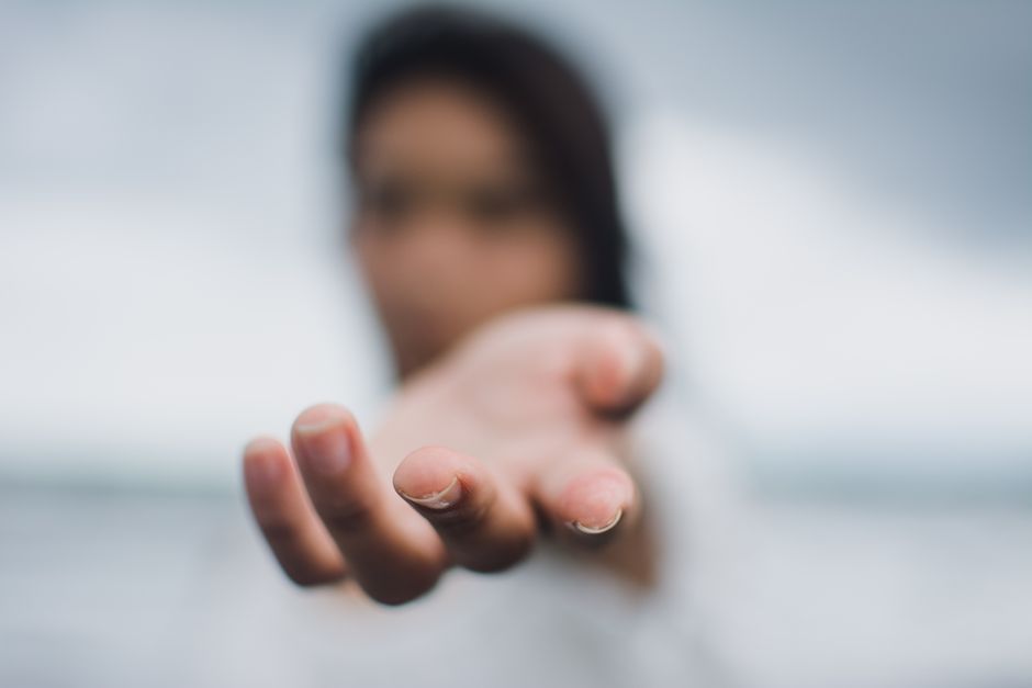 誰かに話す選択肢を持つ勇気を示す女性の手