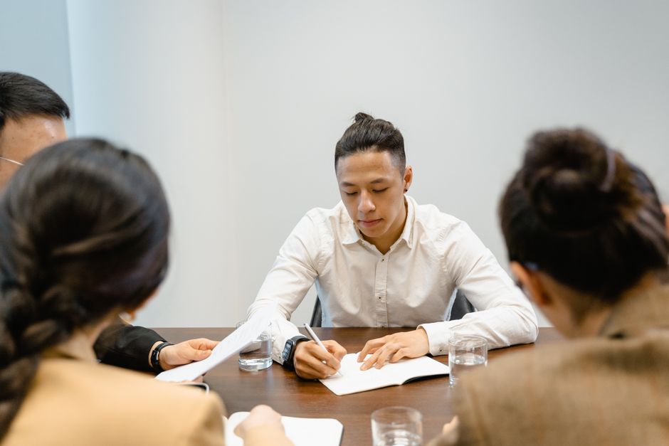 気づきを得るため手帳に書いて自分と向き合う日本人男性