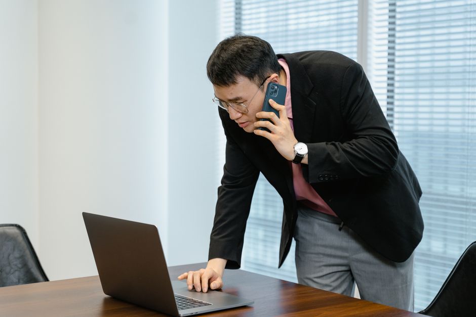 携帯電話で重要な決断を下す日本人